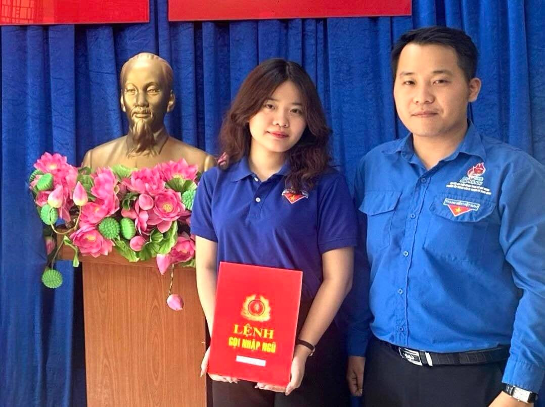 Phạm Thu Thảo nhận lệnh nhập ngũ tại Ban Chỉ huy Quân sự phường Tây Thạnh, quận Tân Phú. (Ảnh: NVCC)