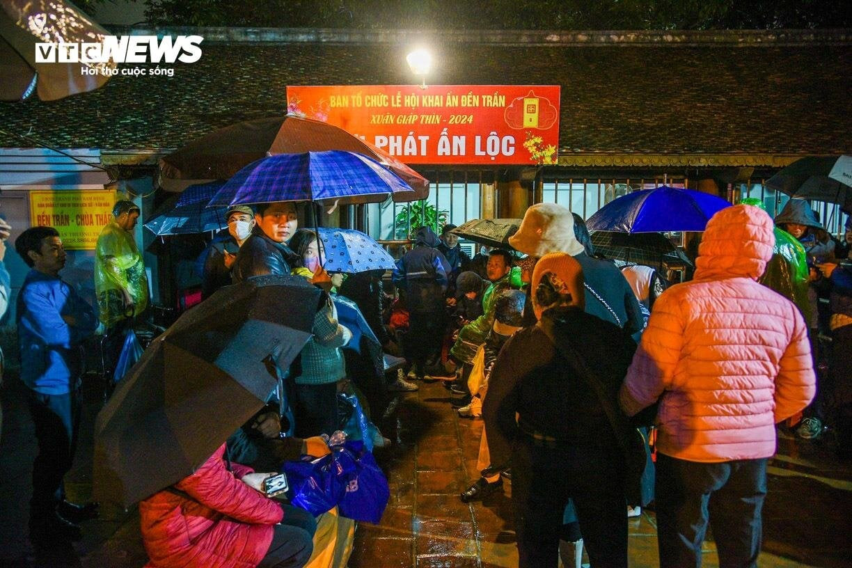 Dầm mưa xuyên đêm chờ phát ấn đền Trần Nam Định - 8