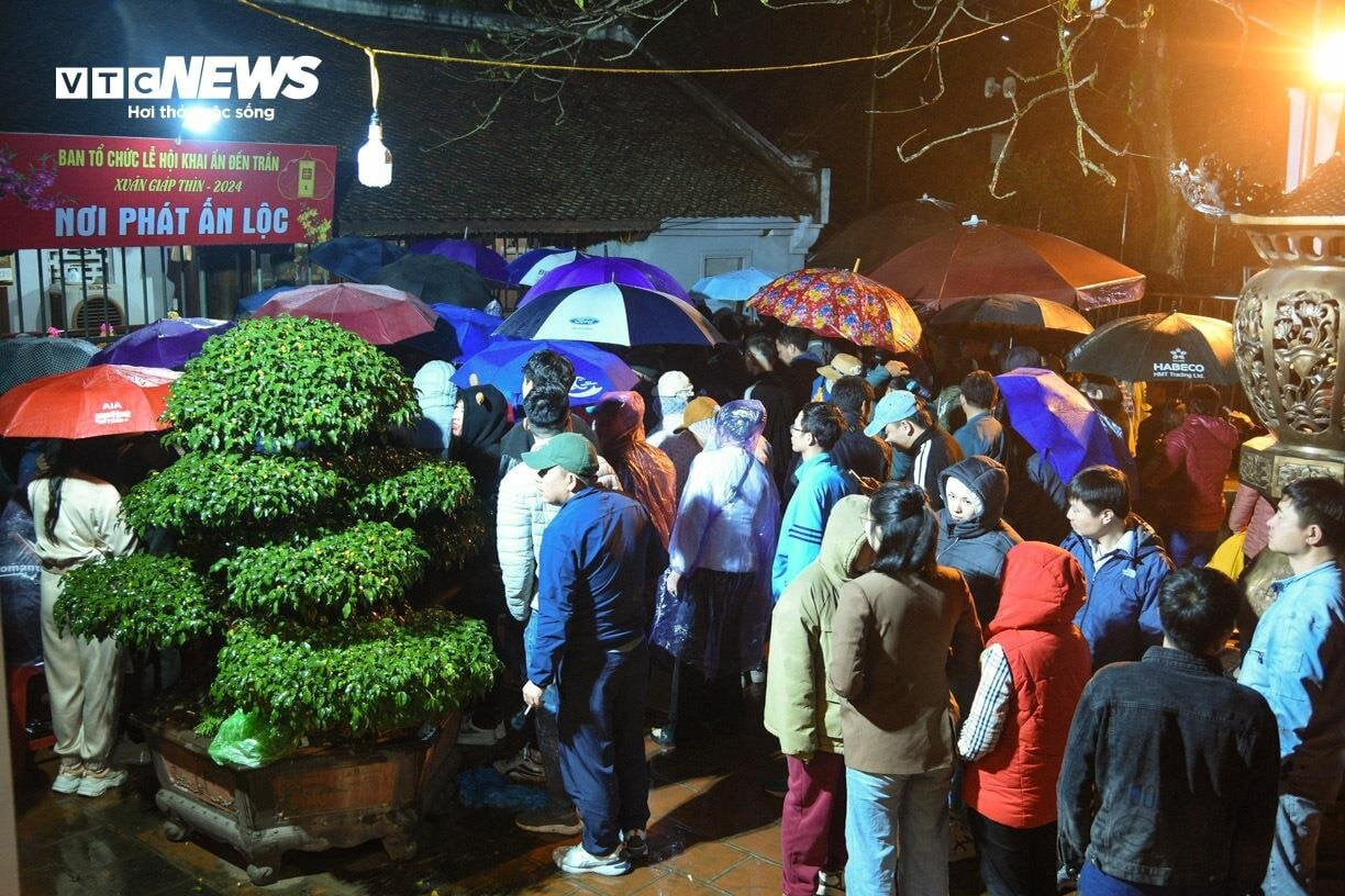 Dầm mưa xuyên đêm chờ phát ấn đền Trần Nam Định - 9