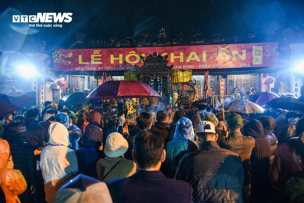Dầm mưa xuyên đêm chờ phát ấn đền Trần Nam Định - 1