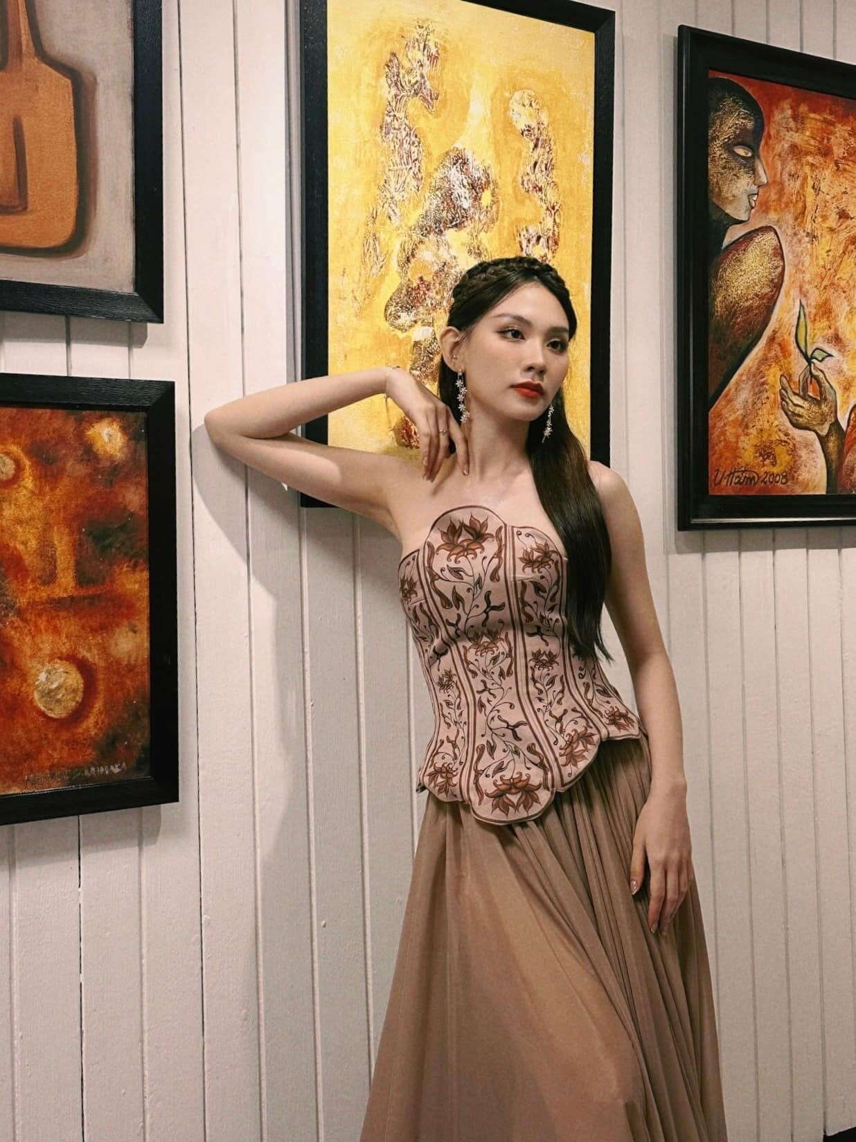 Người đẹp cũng được khen khi khéo léo quảng bá văn hóa Việt với bè bạn năm châu và truyền thông quốc tế thông qua trang phục sử dụng tại cuộc thi.