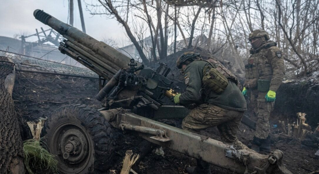 Binh lính Ukraine nạp đạn cho một đơn vị pháo binh ở tiền tuyến. (Ảnh: Getty)
