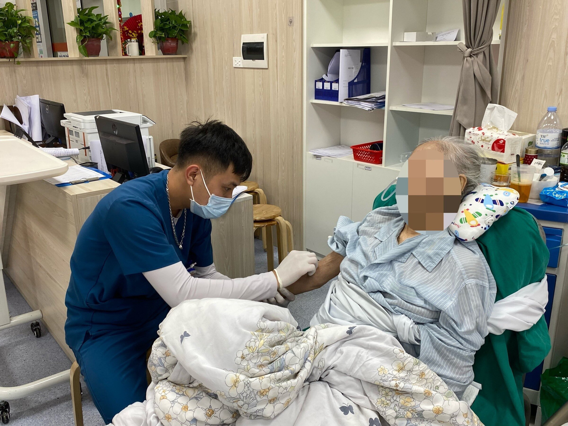 Một bệnh nhân cấp cứu tại Bệnh viện Bạch Mai (Ảnh minh hoạ)