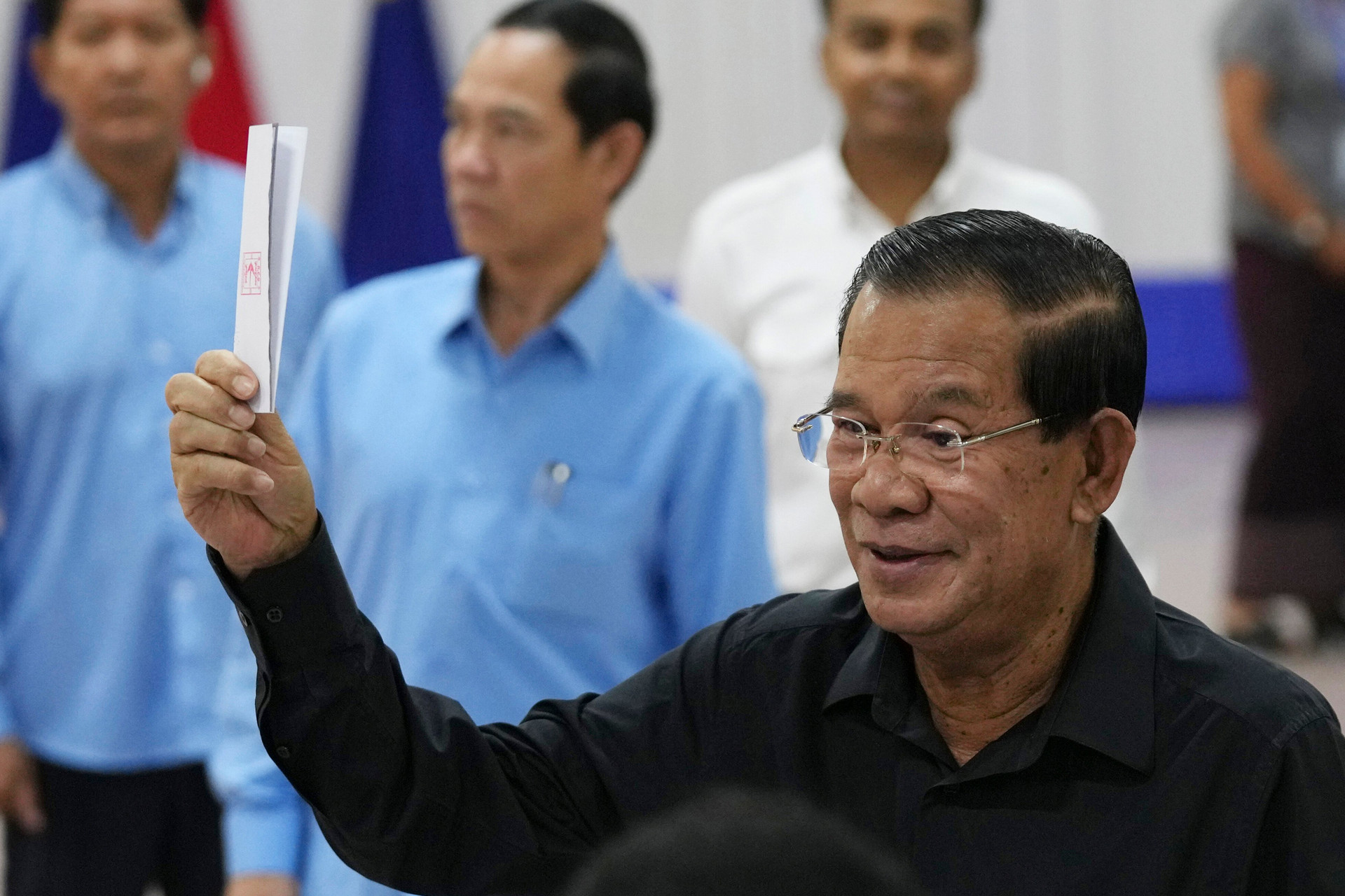 Chủ tịch đảng Nhân dân Campuchia Samdech Techo Hun Sen đi bỏ phiếu hôm 25/2. (Ảnh: AP)