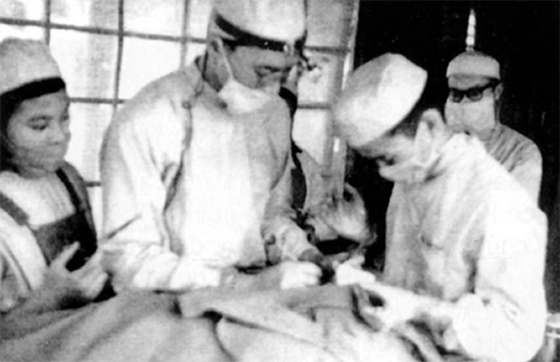 Năm 1953, Chính phủ, Bộ Y tế cho thành lập Bệnh khoa Tai Mũi Họng trong an toàn khu (ATK) của Trung ương ở Việt Bắc và giao cho bác sĩ Trần Hữu Tước phụ trách để thành lập phát triển. Ngày đó, phòng mổ chỉ có diện tích khoảng 50m2, vách được làm bằng nứa, ở dưới đan dày hơn, phía trên đan thưa để lấy ánh sáng, ở giữa là cửa sổ có chấn song tre được che bằng vải nhuộm xanh để ngăn ruồi, muỗi.