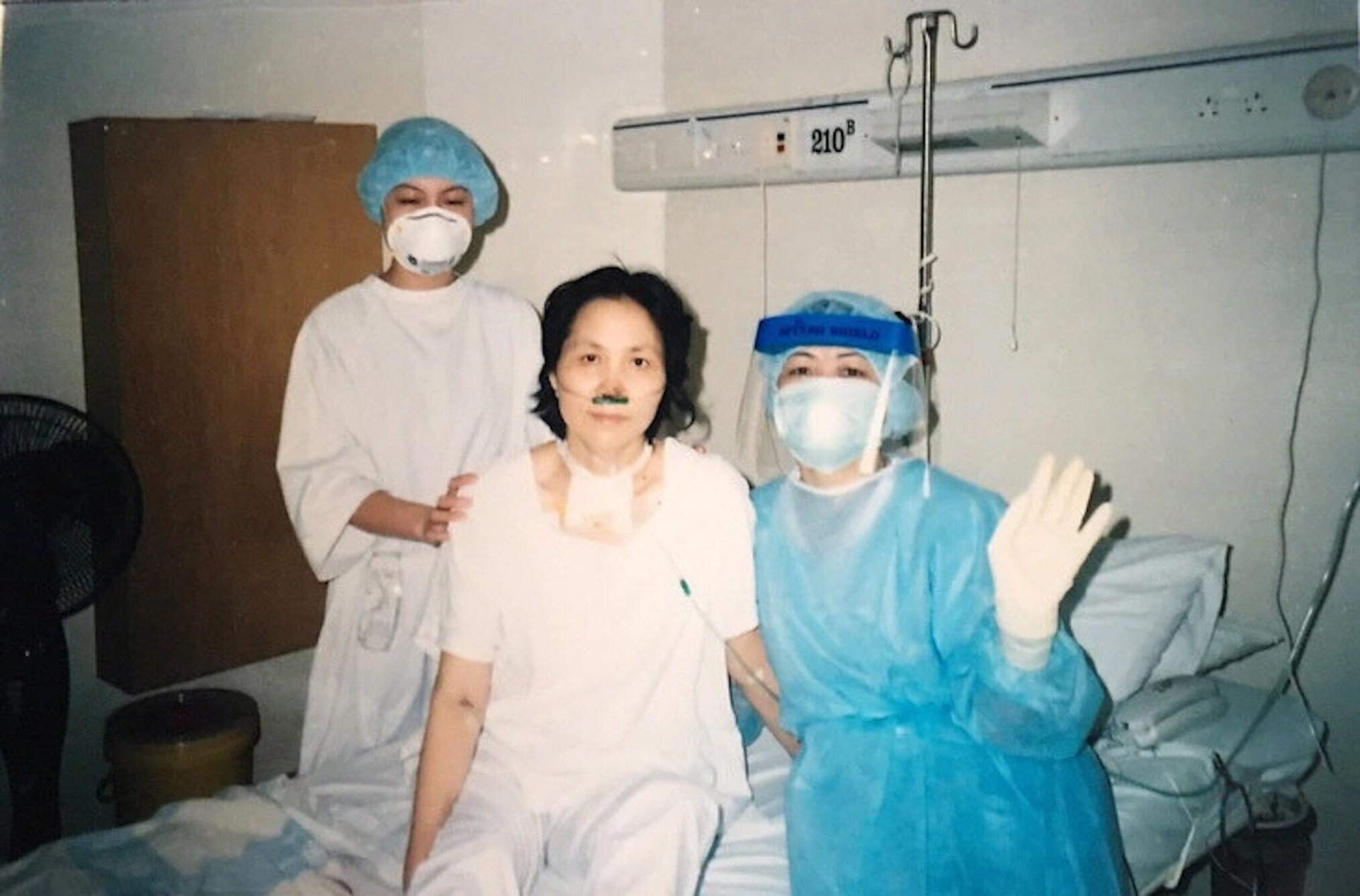 Trong ảnh là y tá Nguyễn Thị Mến tỉnh lại sau gần một tháng hôn mê vì nhiễm SARS. Dịch SARS xuất hiện tại Việt Nam lần đầu tiên ngày 22/2/2003 và kết thúc vào ngày 8/4/2003 khi bệnh nhân cuối cùng được chữa khỏi. Ngày 28/4/2003, Việt Nam là quốc gia đầu tiên trên thế giới được Tổ chức Y tế Thế giới (WHO) công nhận khống chế thành công dịch SARS. Trong đợt dịch này, tổng cộng có 63 người nhiễm SARS ở Việt Nam, 37/63 người nhiễm bệnh là nhân viên y tế.