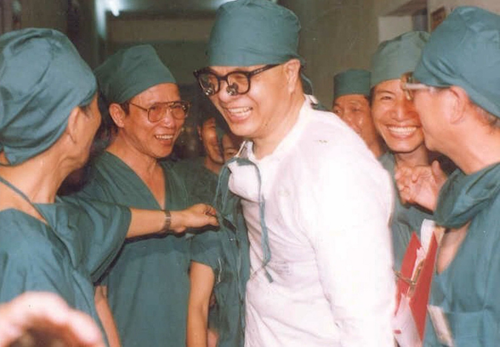 Trong ảnh là chuyên gia người Đài Loan Chue Sue Lee (áo trắng) cùng kíp phẫu thuật vui mừng sau sự thành công của ca ghép thận đầu tiên ở Việt Nam diễn ra ngày 4/6/1992. Người nhận là quân nhân (40 tuổi) bị suy thận giai đoạn cuối, người hiến là em trai ruột (28 tuổi). Ảnh: Học viện Quân y.