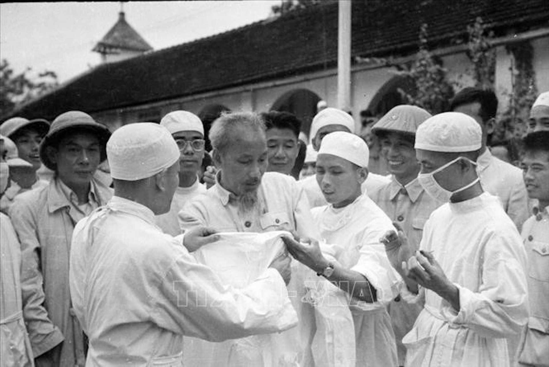 Cách đây 69 năm, ngày 27/2/1955, Chủ tịch Hồ Chí Minh đã viết thư gửi Hội nghị cán bộ y tế và ngày 27/2 trở thành Ngày Thầy thuốc Việt Nam. 69 năm qua, ngành y tế Việt Nam không chỉ nỗ lực hoàn thành nhiệm vụ bảo vệ sức khỏe của nhân dân mà còn có đóng góp ngày càng tích cực vào sự phát triển của y học thế giới. (Ảnh: TTXVN)