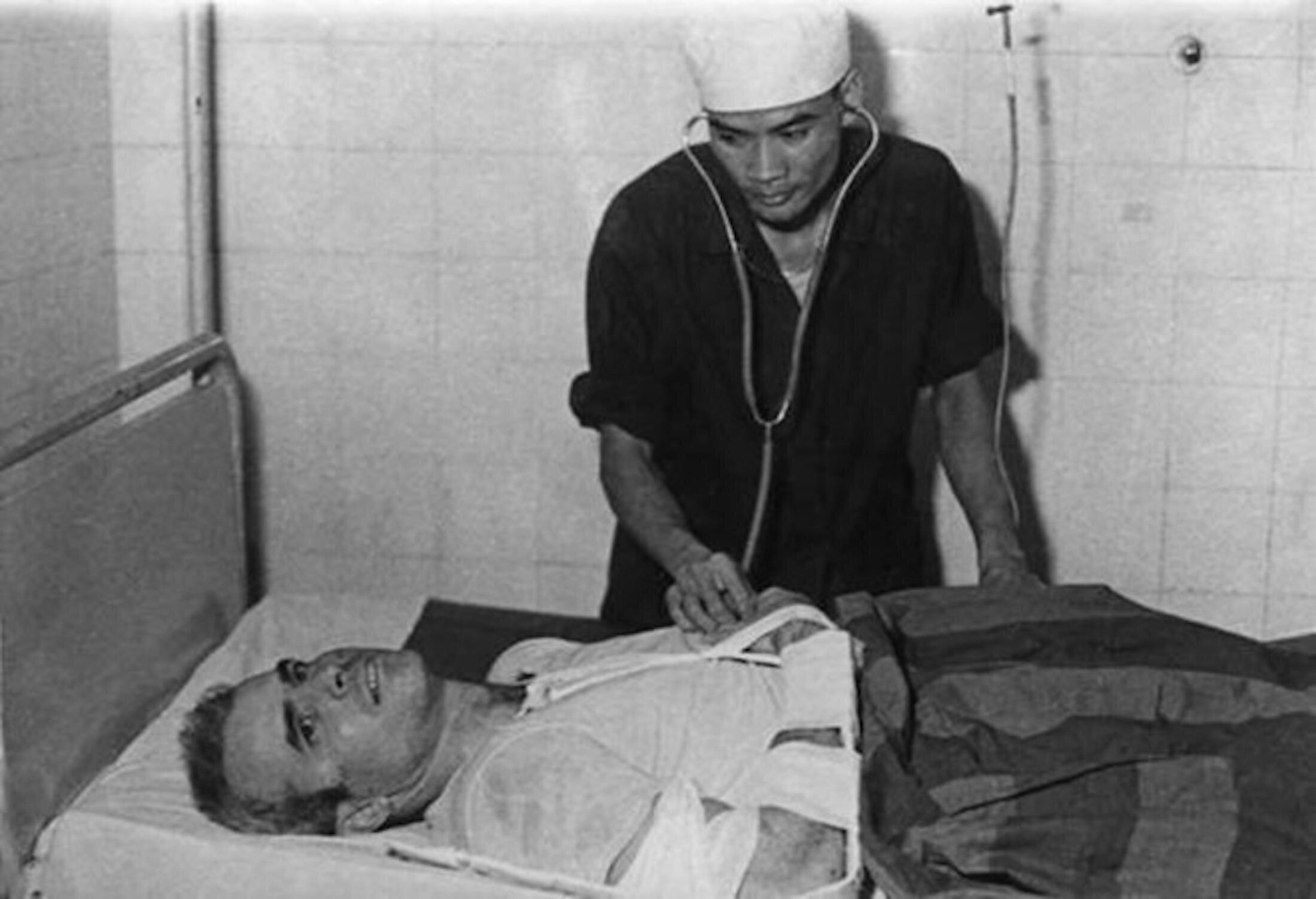 Các bác sĩ quân y điều trị vết thương cho John Mc.Cain - phi công Mỹ bị bắt tại hồ Trúc Bạch, Hà Nội, ngày 26/10/1967. Khi Mỹ tiến hành chiến tranh phá hoại miền Bắc, quân và dân miền Bắc đã bắn rơi hàng nghìn máy bay, bắt giữ gần 500 phi công Mỹ. Một số phi công Mỹ đã bị tạm giam tại Nhà tù Hỏa Lò, Hà Nội. Việt Nam đã tạo điều kiện cho các tù binh phi công Mỹ ở nhà tù Hỏa Lò được hưởng chế độ ăn uống và được chăm sóc sức khỏe chu đáo trong điều kiện thời chiến cho phép. Những người gầy yếu hoặc ốm đau sẽ được ban chỉ huy trại quyết định cho ăn chế độ đặc biệt hơn.