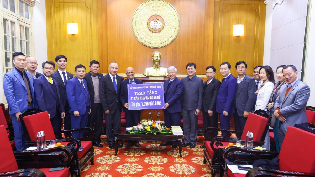 Hiệp hội Doanh nhân Việt Nam ở nước ngoài trao tặng 21 căn nhà Đại đoàn kết cho các tỉnh Tây Bắc - ảnh 1