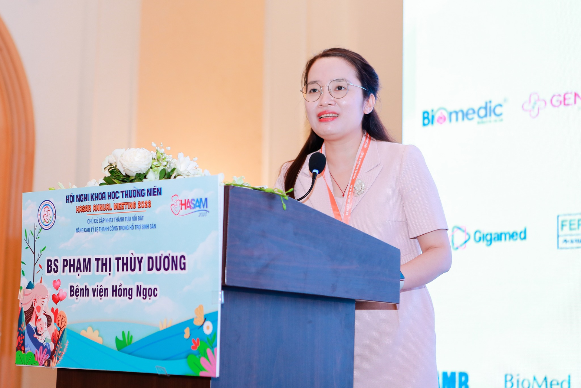 Bác sĩ Phạm Thị Thùy Dương phát biểu tại Hội nghị khoa học lớn nhất khu vực miền Bắc về chuyên đề kích thích buồng trứng nhẹ.