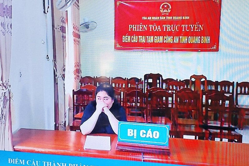 Trương Thị Lan Anh tại phiên tòa. (Ảnh chụp màn hình)