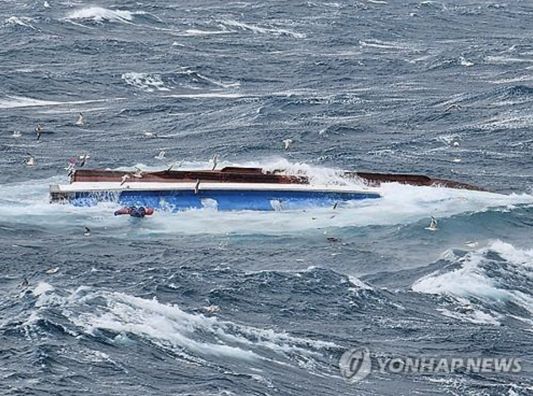 Hình ảnh do cảnh sát biển Hàn Quốc cung cấp cho thấy một tàu đánh cá bị lật ở vùng biển ngoài khơi đảo Jeju vào ngày 1/3/2024. (Ảnh: Yonhap)