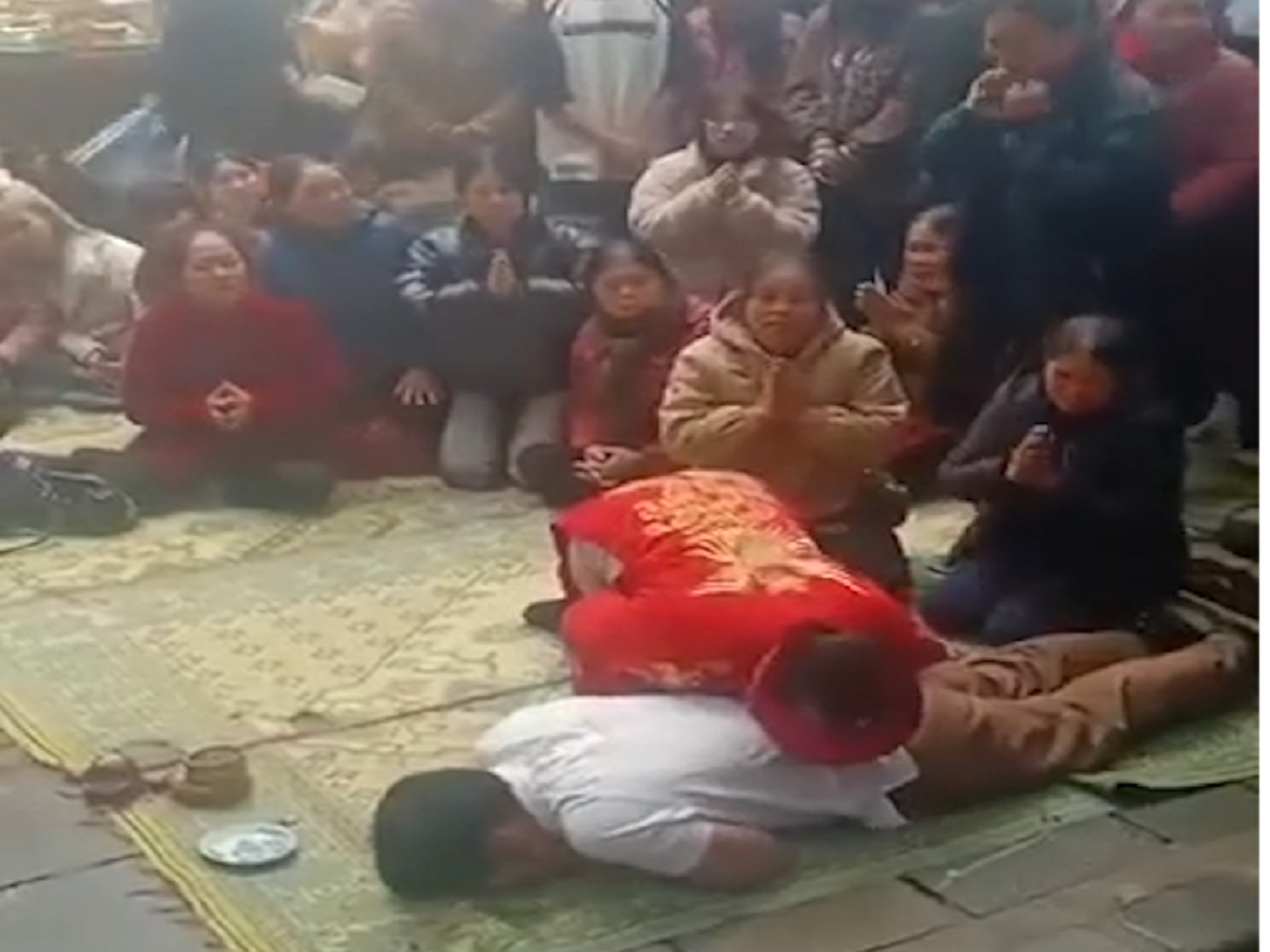 Nhóm người thực hiện hành vi mê tín dị đoan tại chùa Hương Tích. (Ảnh: S.N)