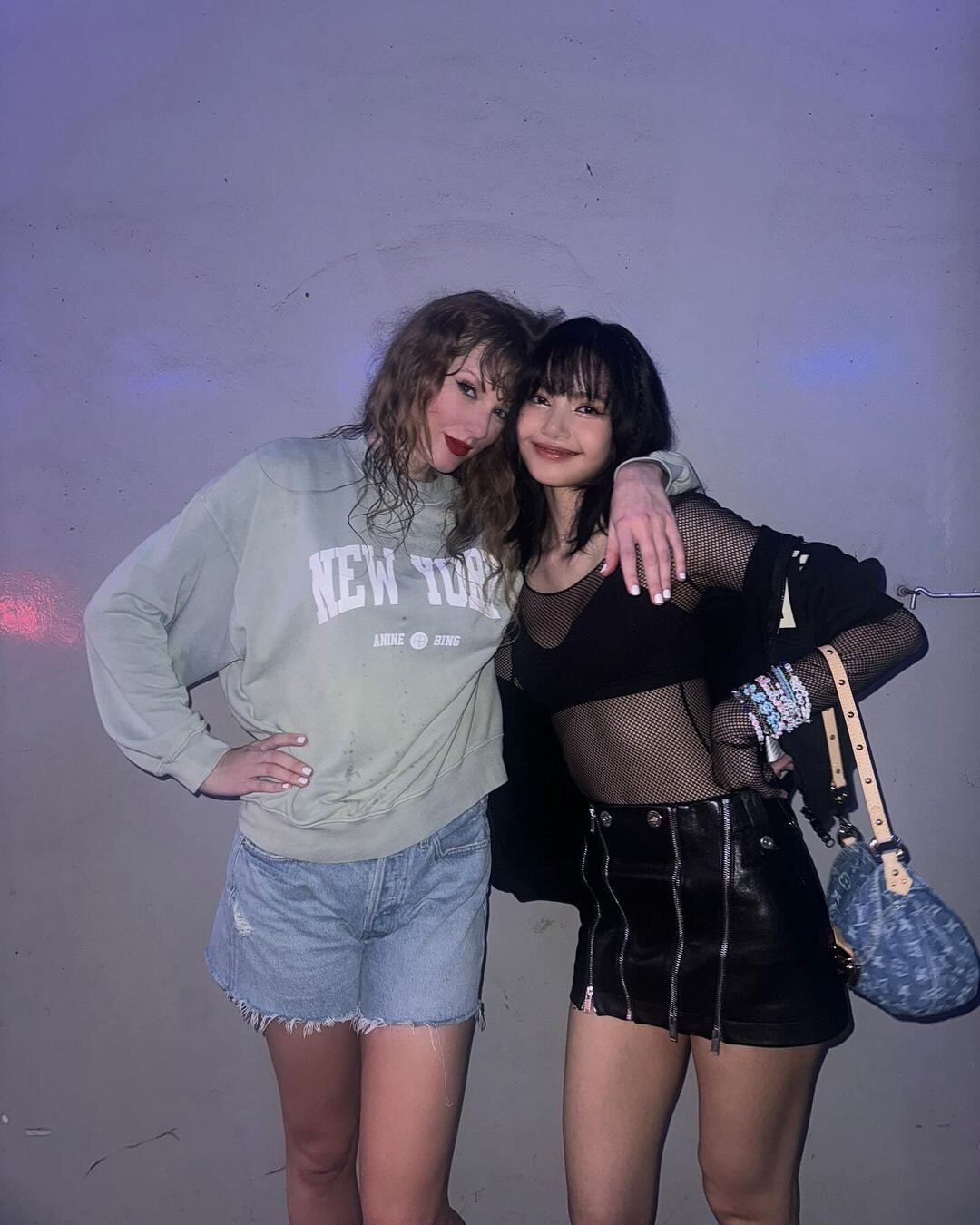 Taylor Swift chụp ảnh thân thiết cùng Lisa ở hậu trường concert.