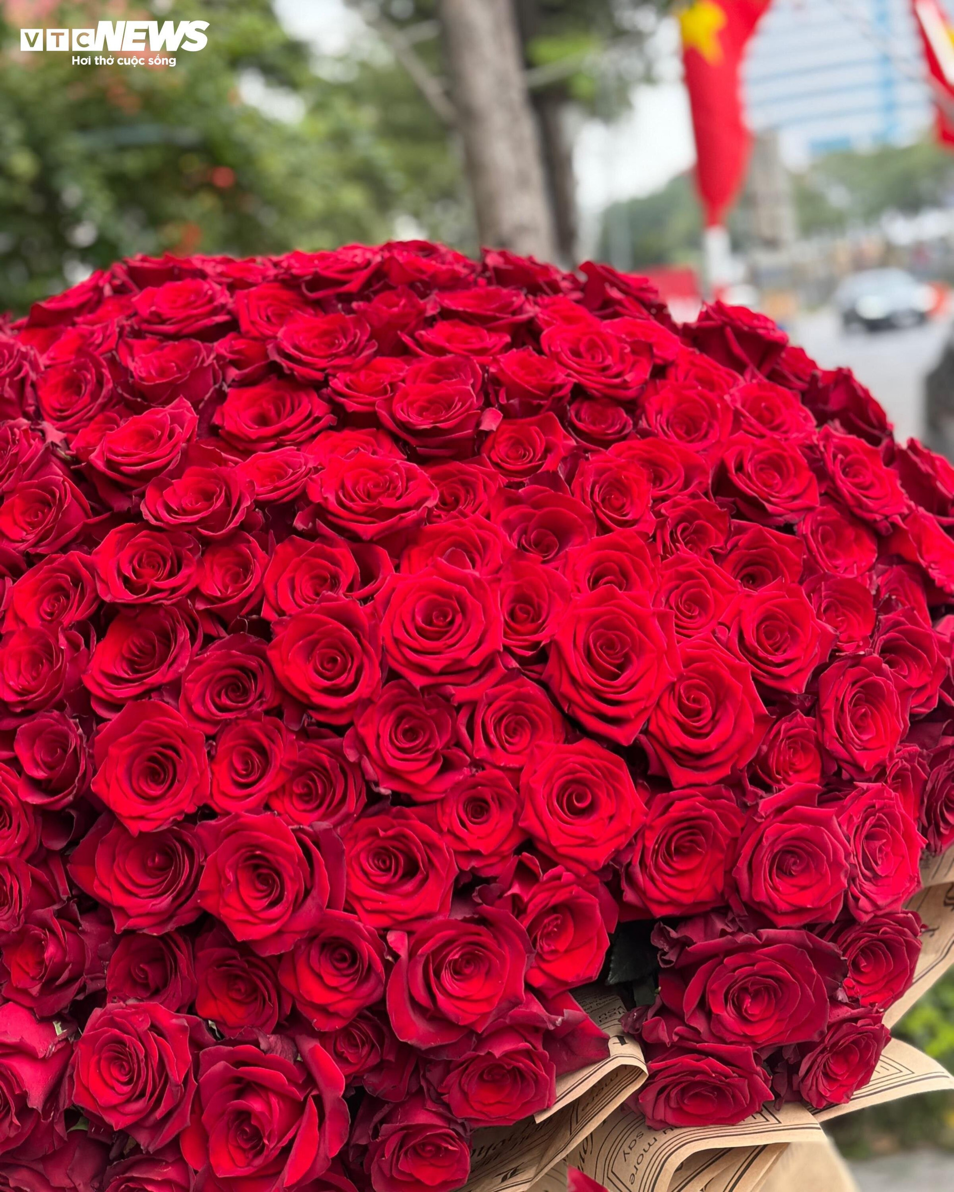 Bó hoa 26 triệu đồng gồm 222 bông hồng Ecuador...