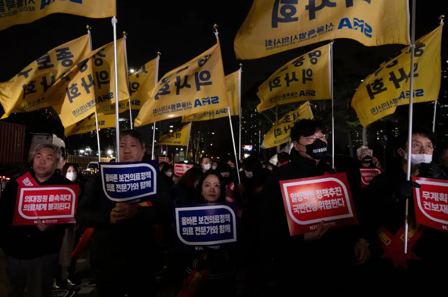 Các bác sĩ biểu tình bên ngoài Văn phòng Tổng thống Hàn Quốc. (Ảnh: New York Times)