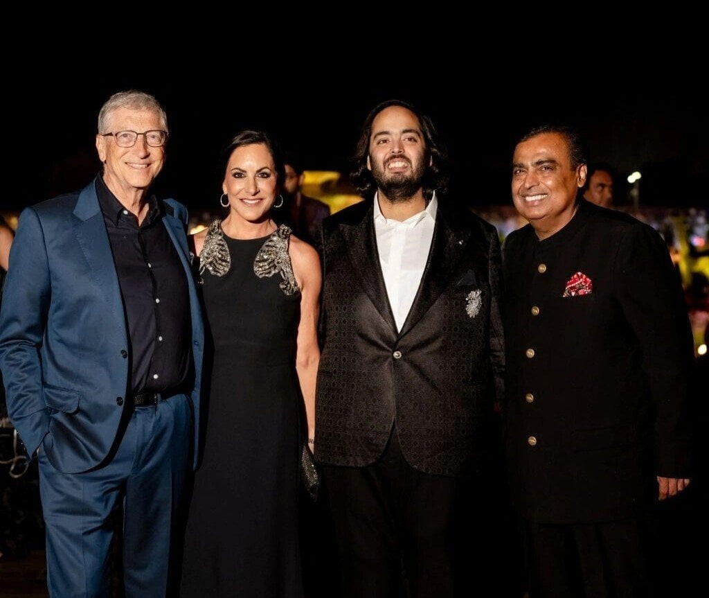 Tỷ phú Bill Gates (trái), bà Paula Hurd, doanh nhân Anant Ambani, tỷ phú Mukesh Ambani tại sự kiện 