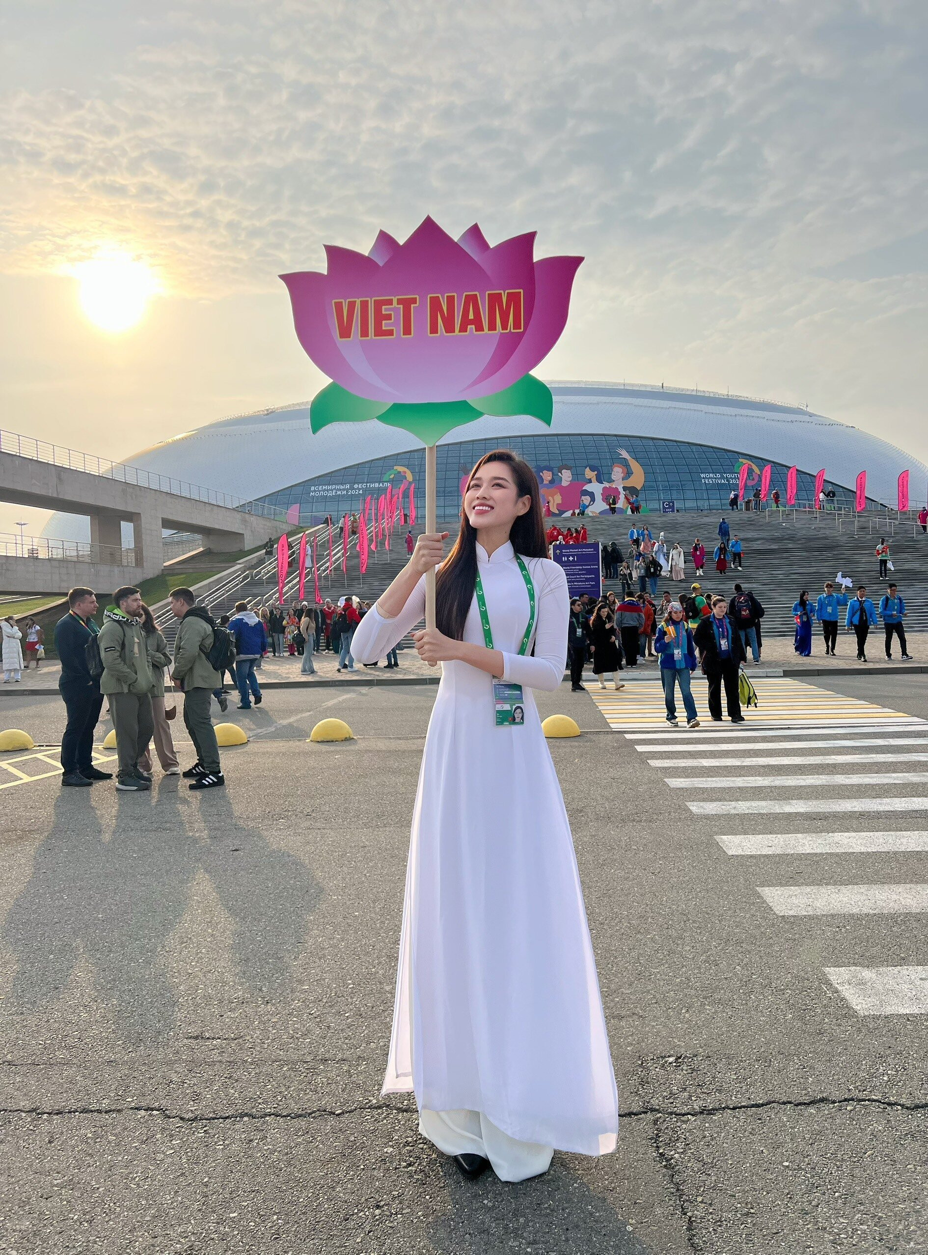 Trong sự kiện diễu hành, Đỗ Thị Hà được giao nhiệm vụ cầm bảng tên của đoàn Việt Nam. Người đẹp đã lựa chọn bộ áo dài truyền thống màu trắng, khoe phong thái tự tin để xuất hiện trước bạn bè quốc tế.