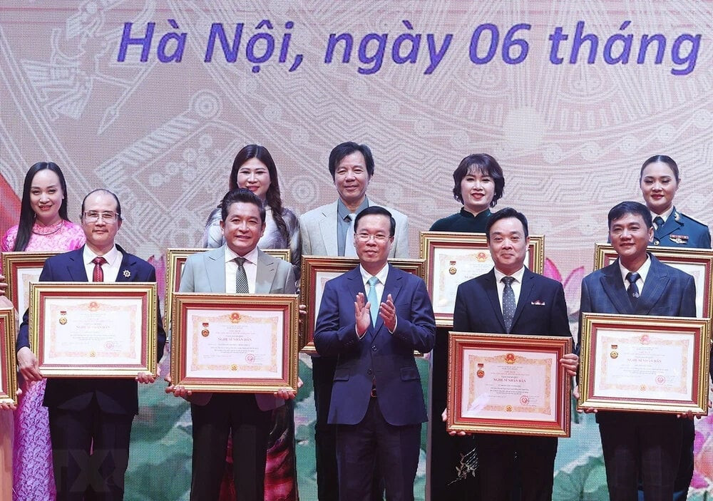 Chủ tịch nước Võ Văn Thưởng trao tặng danh hiệu Nghệ sĩ Nhân dân cho các nghệ sỹ. (Ảnh: TTXVN)