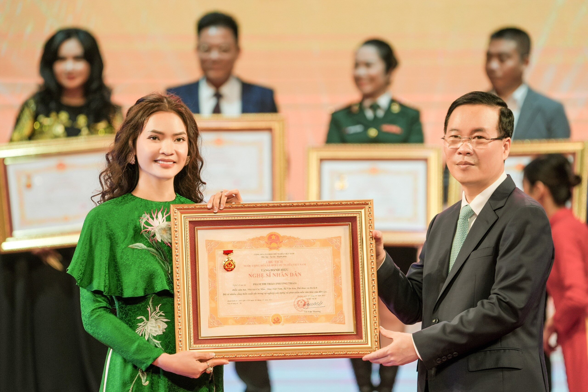 Ca sĩ Phạm Phương Thảo cùng nhiều nghệ sĩ vinh dự được Chủ tịch nước Võ Văn Thưởng trao tặng danh hiệu NSND.