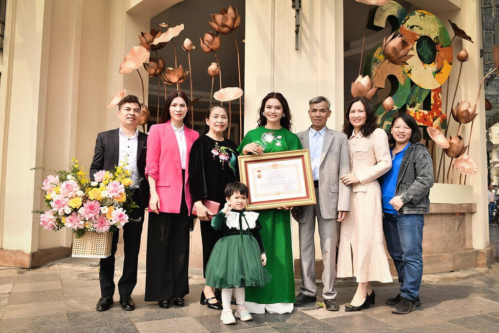 Bố mẹ và người thân của Phạm Phương Thảo từ Nghệ An ra Hà Nội để mừng cô được nhận danh hiệu cao quý.