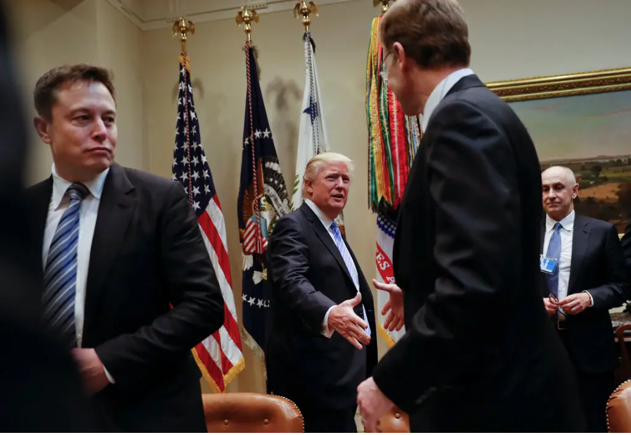 Nếu có sự ủng hộ của tỷ phú Elon Musk (bên trái), cựu Tổng thống Mỹ Donald Trump (ở giữa) có thể xóa bỏ bất lợi tài chính trong cuộc đua vào Nhà Trắng năm 2024.