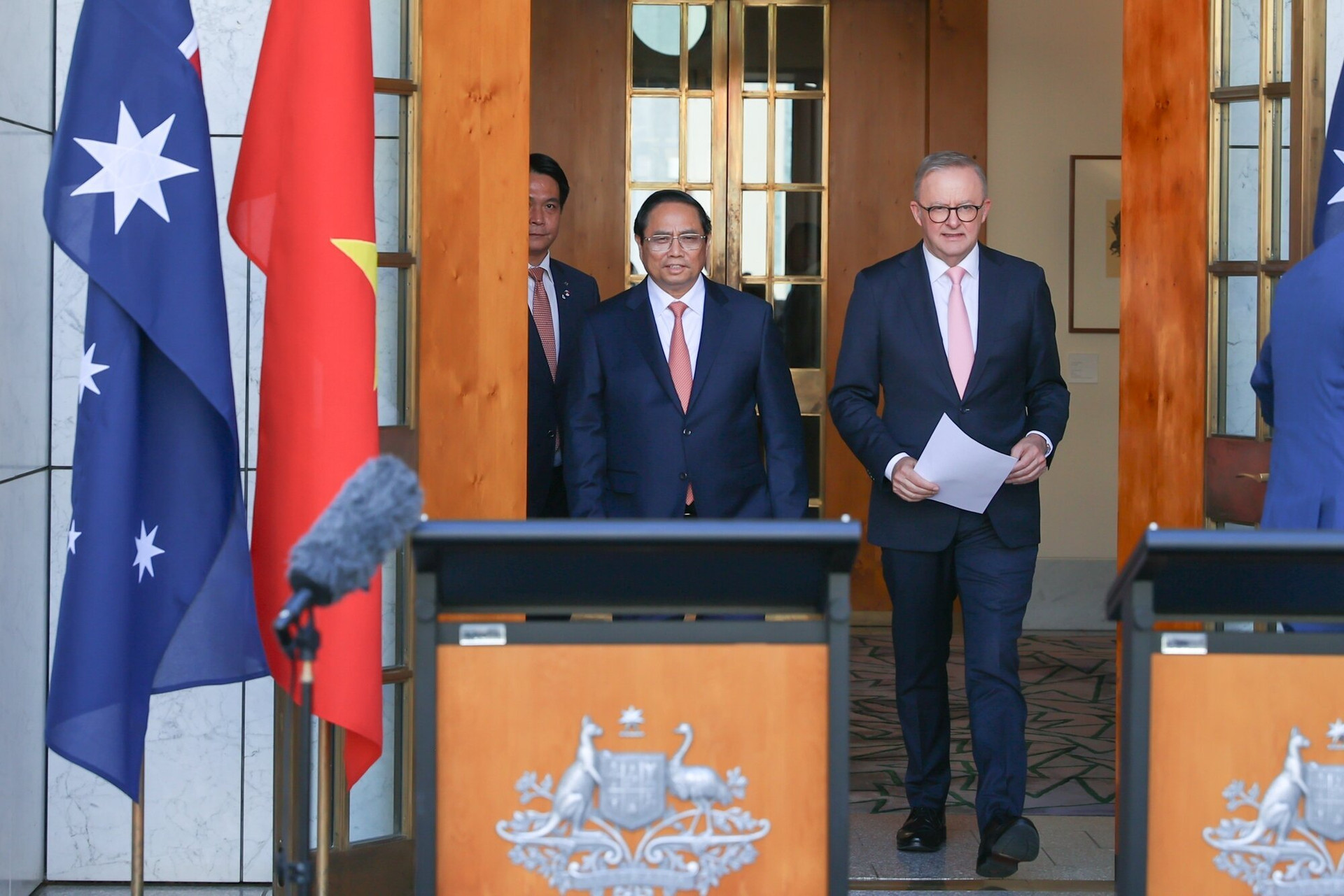 Thủ tướng Phạm Minh Chính và Thủ tướng Australia Anthony Albanese tới buổi họp báo, thông báo nâng cấp quan hệ Việt Nam-Australia lên mức cao nhất - quan hệ Đối tác Chiến lược toàn diện. (Ảnh: VGP/Nhật Bắc)