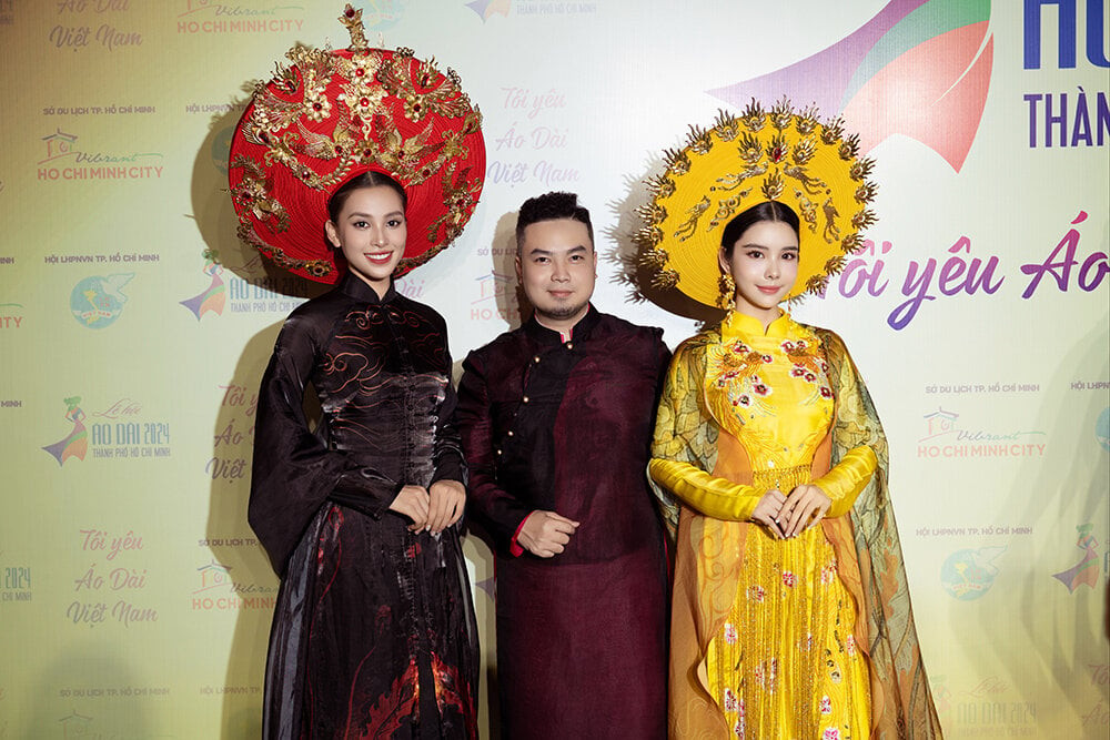 Tại Lễ hội Áo dài TP.HCM, Hoa hậu Huỳnh Vy gây chú ý khi đảm nhận vai trò mở màn cho bộ sưu tập Hương Sắc Việt của NTK Đức Vincie.