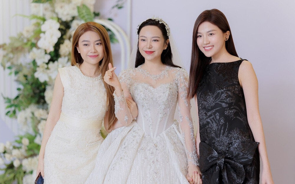Diễn viên Lương Thanh sở hữu vẻ ngoài xinh đẹp, sành điệu tạo dáng chụp hình cùng cô dâu trước hôn lễ.