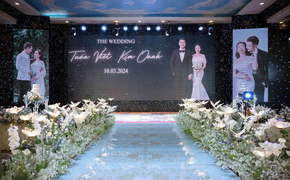 Sáng 10/3, đám cưới của diễn viên Kim Oanh và người mẫu Vũ Tuấn Việt diễn ra ở một nhà hàng sang trọng tại Hải Dương - quê nhà chú rể. Không gian lễ đường lung linh, được trang trí nhiều nến, hoa tươi. Cặp đôi chọn tông màu chủ đạo xanh trắng tạo cảm giác sang trọng, tinh tế cho buổi tiệc.