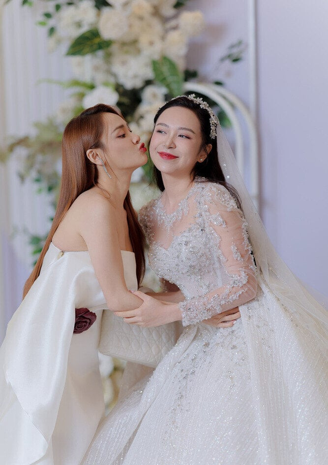 Diễn viên Nhã Phương diện váy trắng cúp ngực thanh lịch trong đám cưới của đồng nghiệp. Nữ diễn viên tạo dáng chụp hình, lưu lại khoảnh khắc đáng nhớ bên cô dâu Kim Oanh.