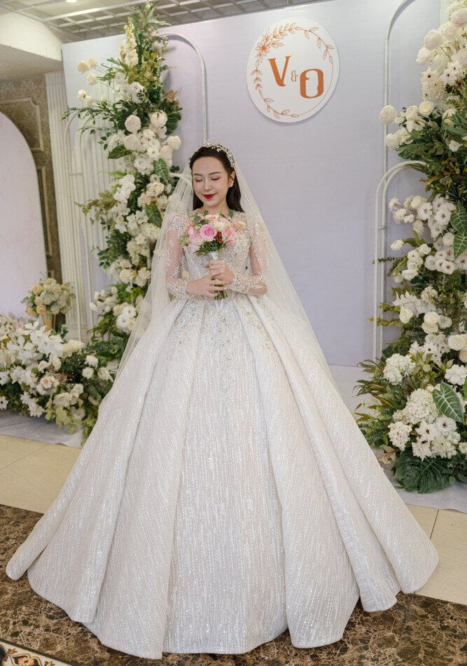 Diễn viên Kim Oanh lựa chọn váy cưới bồng bềnh, lộng lẫy, trị giá 350 triệu đồng mang tên 