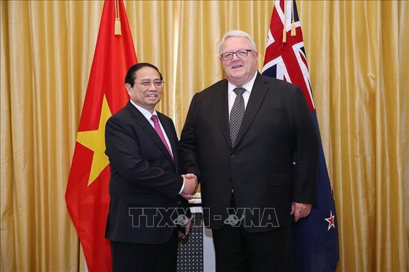 Thủ tướng Phạm Minh Chính và Chủ tịch Quốc hội New Zealand Gerry Brownlee. (Ảnh: TTXVN)