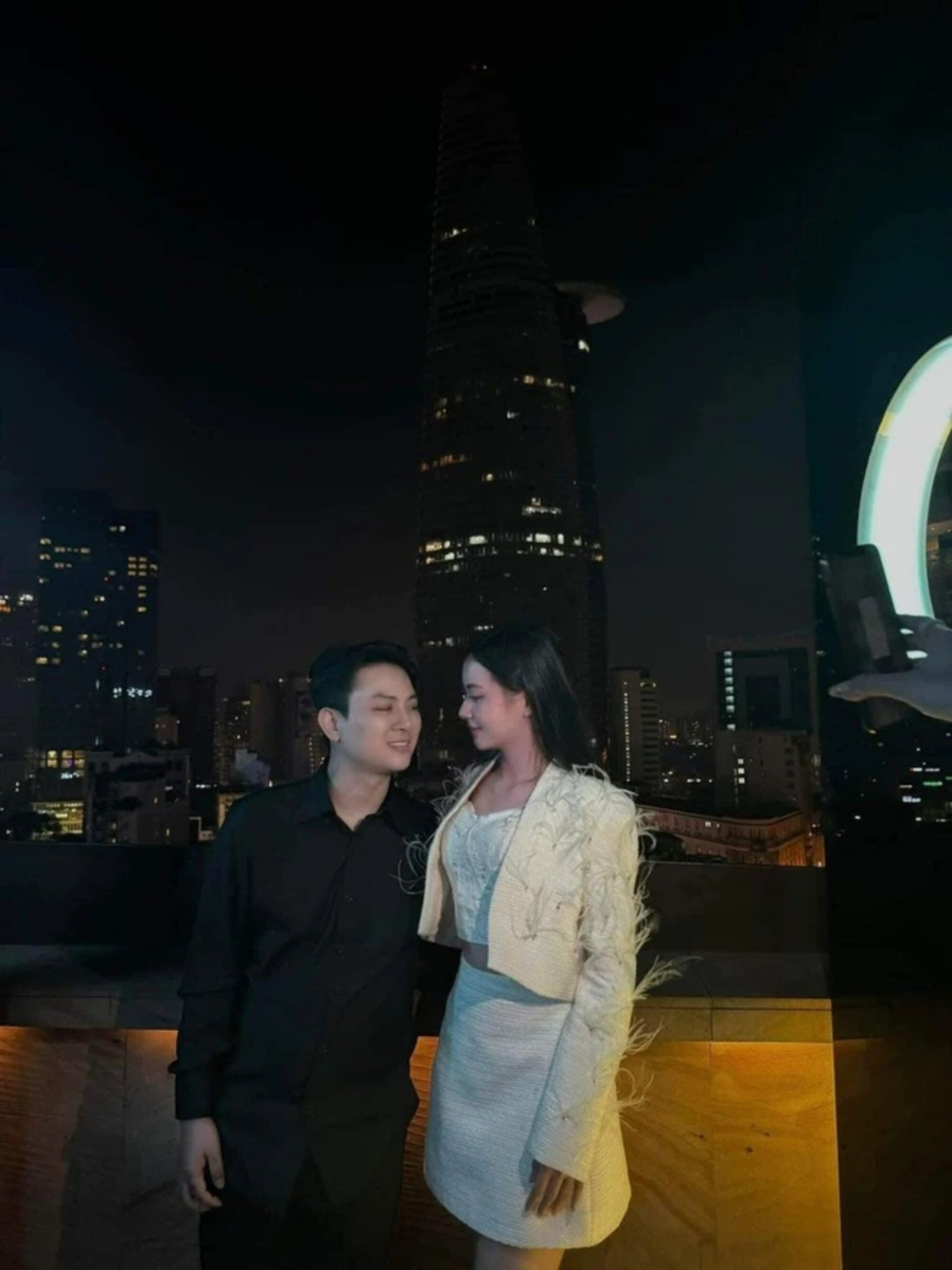Mới đây, Hoài Lâm vừa công khai hình ảnh bạn gái mới. Anh chia sẻ khoảnh khắc tình cảm cùng lời bày tỏ ngọt ngào: 