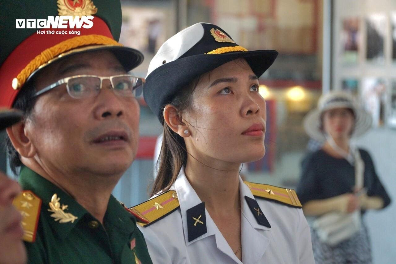Thiếu tá Trần Thị Thủy tự hào khi nhìn những kỷ vật của bố cùng đồng đội để lại.