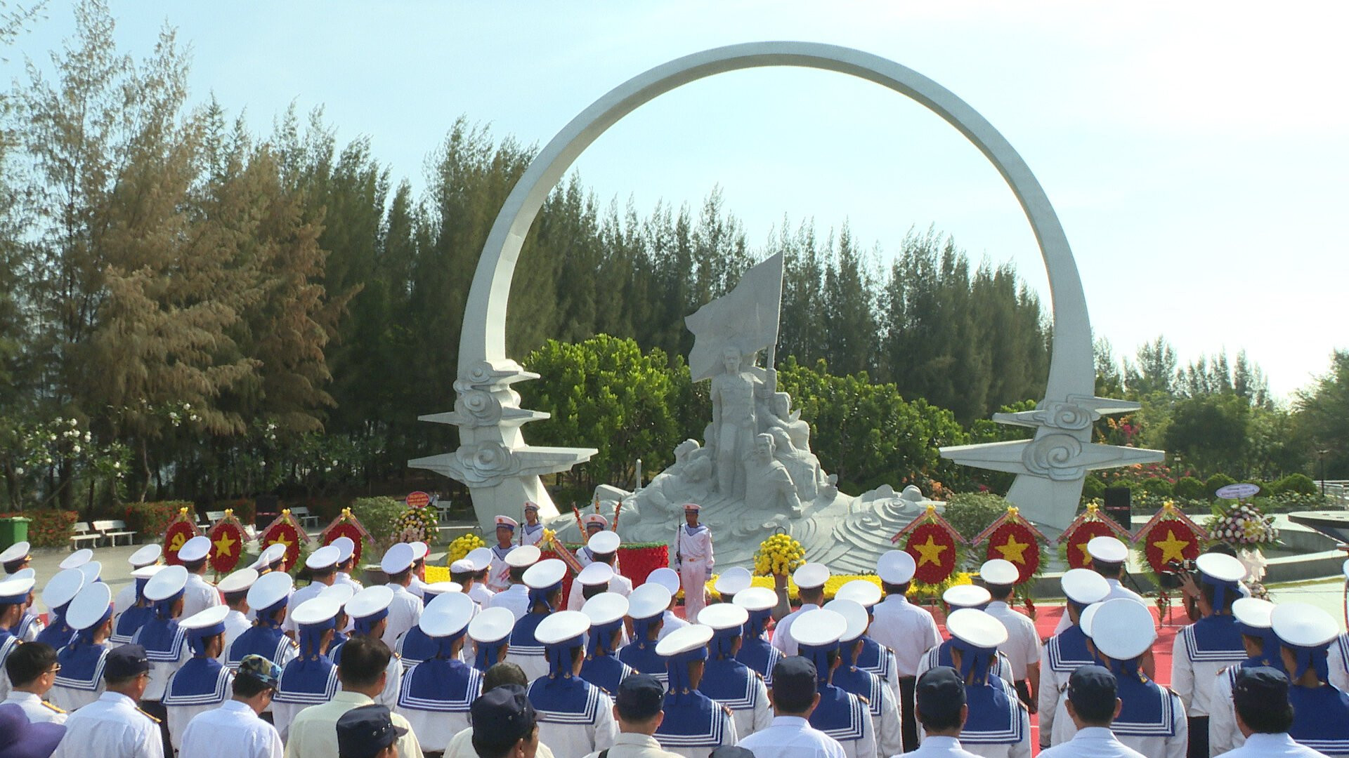 Các chiến sĩ Vùng 4 Hải quân dâng hương tưởng niệm các Anh hùng Liệt sĩ tại Khu tưởng niệm chiến sĩ Gạc Ma.