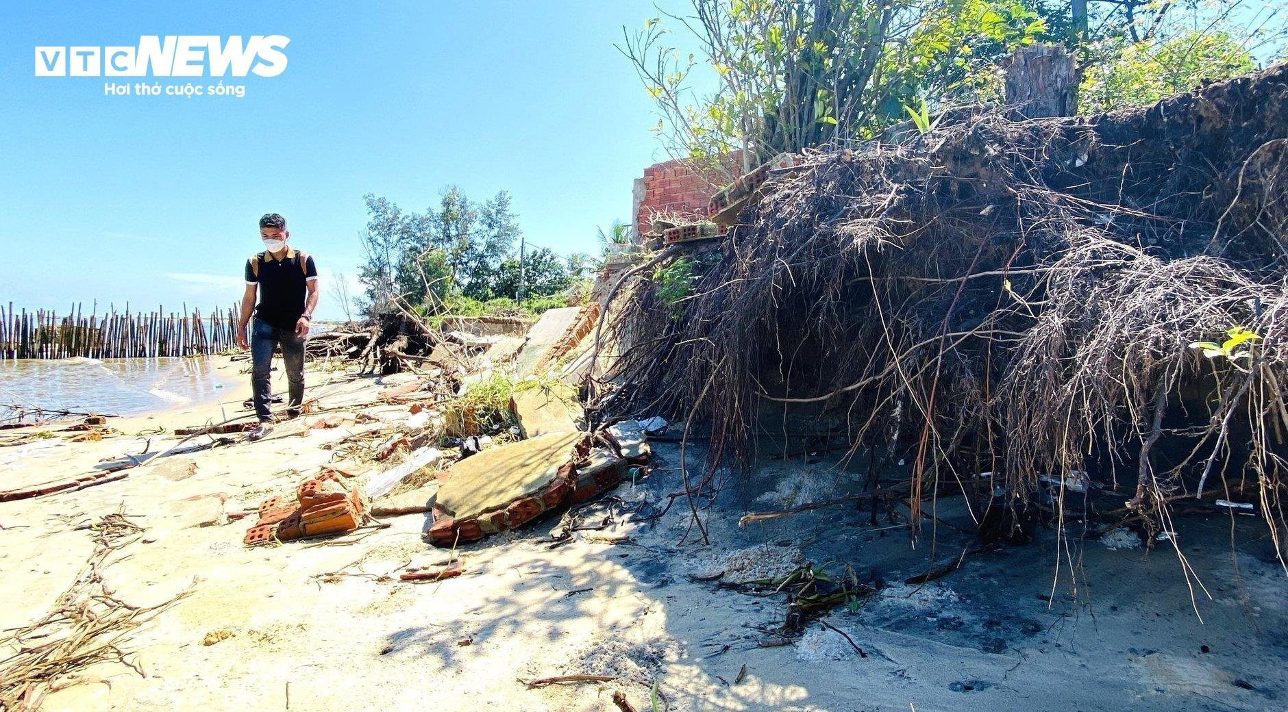 Đoạn bờ biển kéo dài cả cây số bị sạt lở nghiêm trọng tại xã Duy Hải, huyện Duy Xuyên, tỉnh Quảng Nam.
