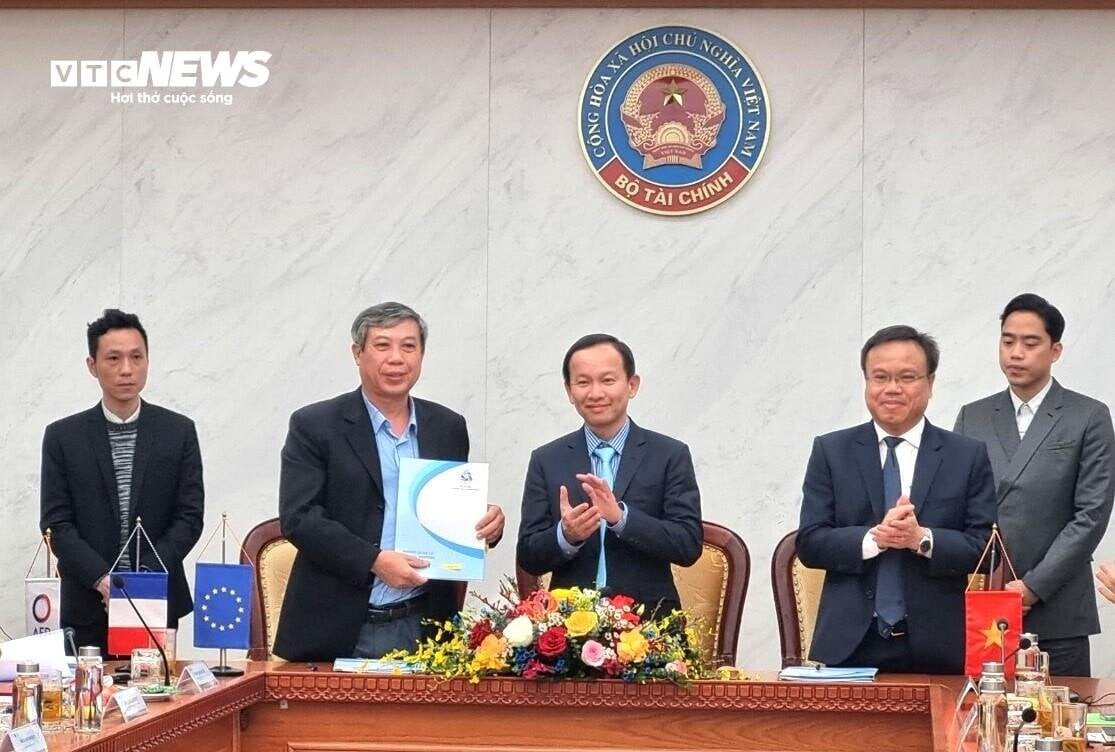Bộ Tài chính cũng ký kết hai hợp đồng ủy quyền cho vay lại với đại diện UBND tỉnh Quảng Nam và Quảng Trị để thực hiện hai dự án tại hai tỉnh.