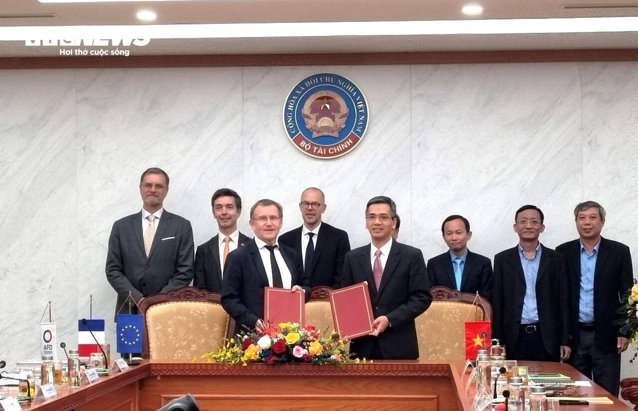 Trao thỏa ước tín dụng giữa Bộ Tài chính và AFD dành cho hai dự án thích ứng với biến đổi khí hậu tại tỉnh Quảng Nam và Quảng Trị.