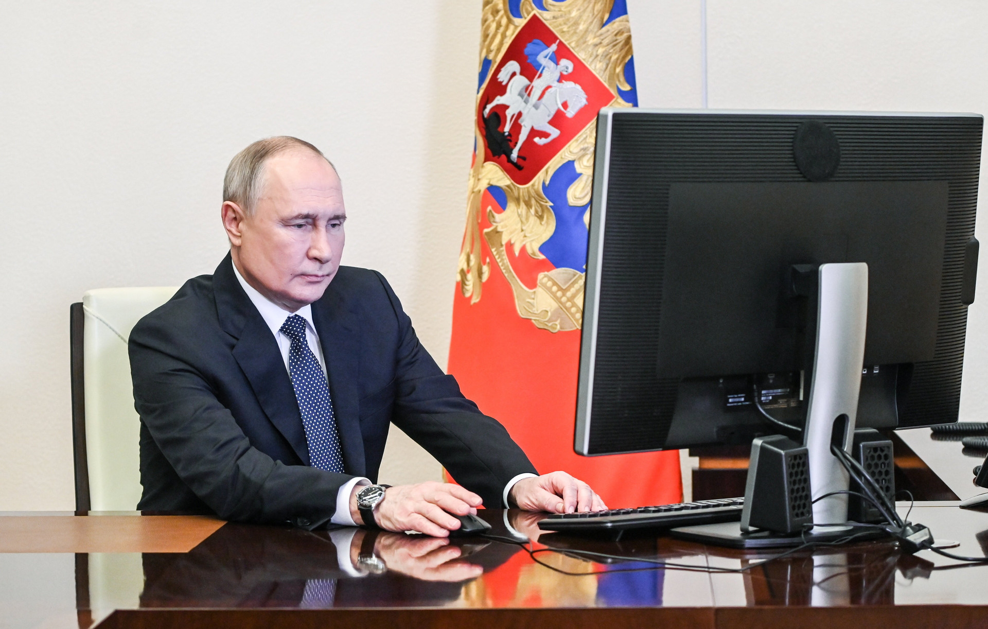 Tổng thống Nga Vladimir Putin bỏ phiếu trực tuyến trong cuộc bầu cử tổng thống tại dinh thự bang Novo-Ogaryovo, ngoại ô Moskva. (Ảnh: Điện Kremlin)