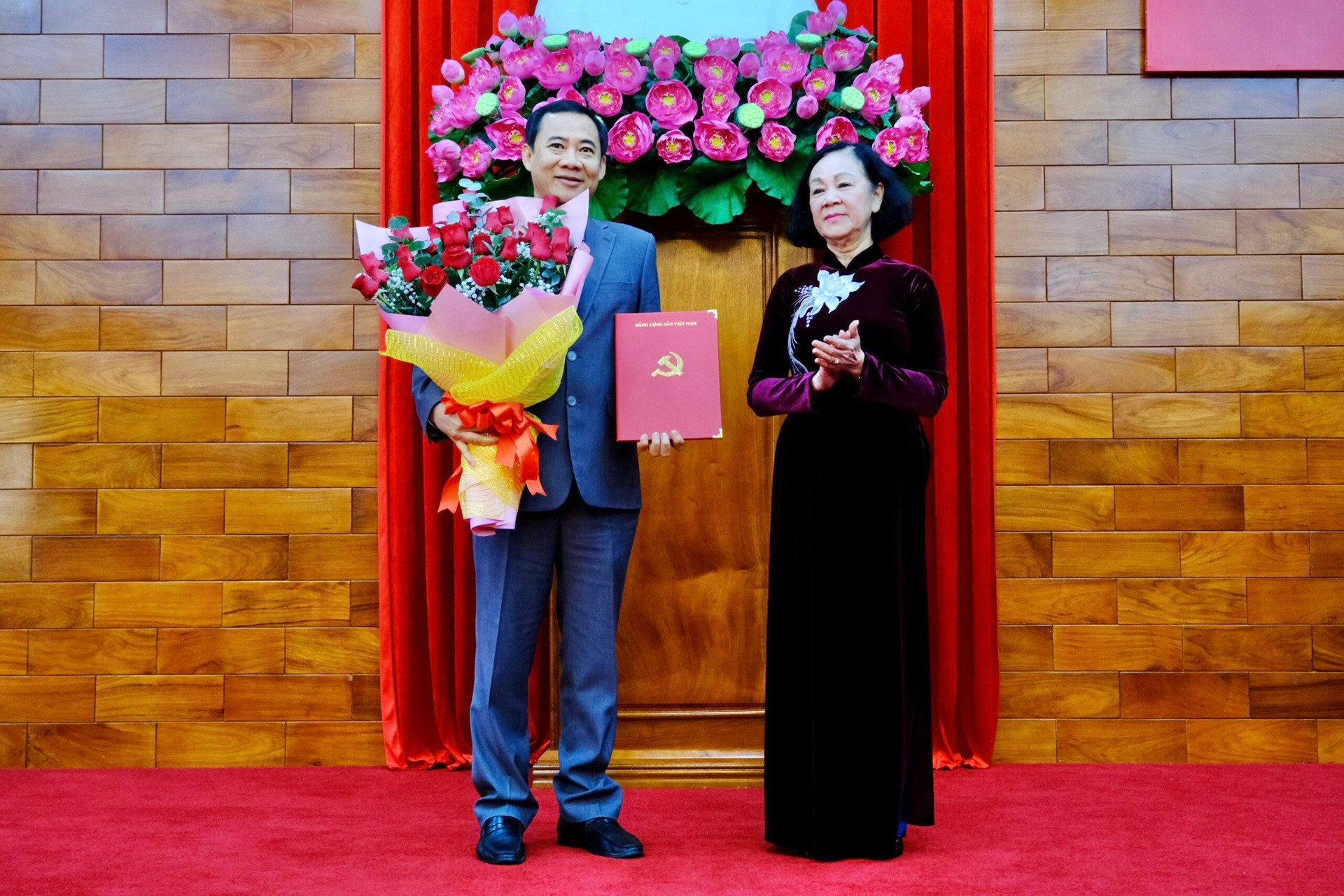 Bà Trương Thị Mai, Ủy viên Bộ Chính trị, Thường trực Ban Bí thư, Trưởng ban Tổ chức Trung ương, trao quyết định bổ nhiệm ông Nguyễn Thái Học làm Quyền Bí thư Tỉnh ủy Lâm Đồng.