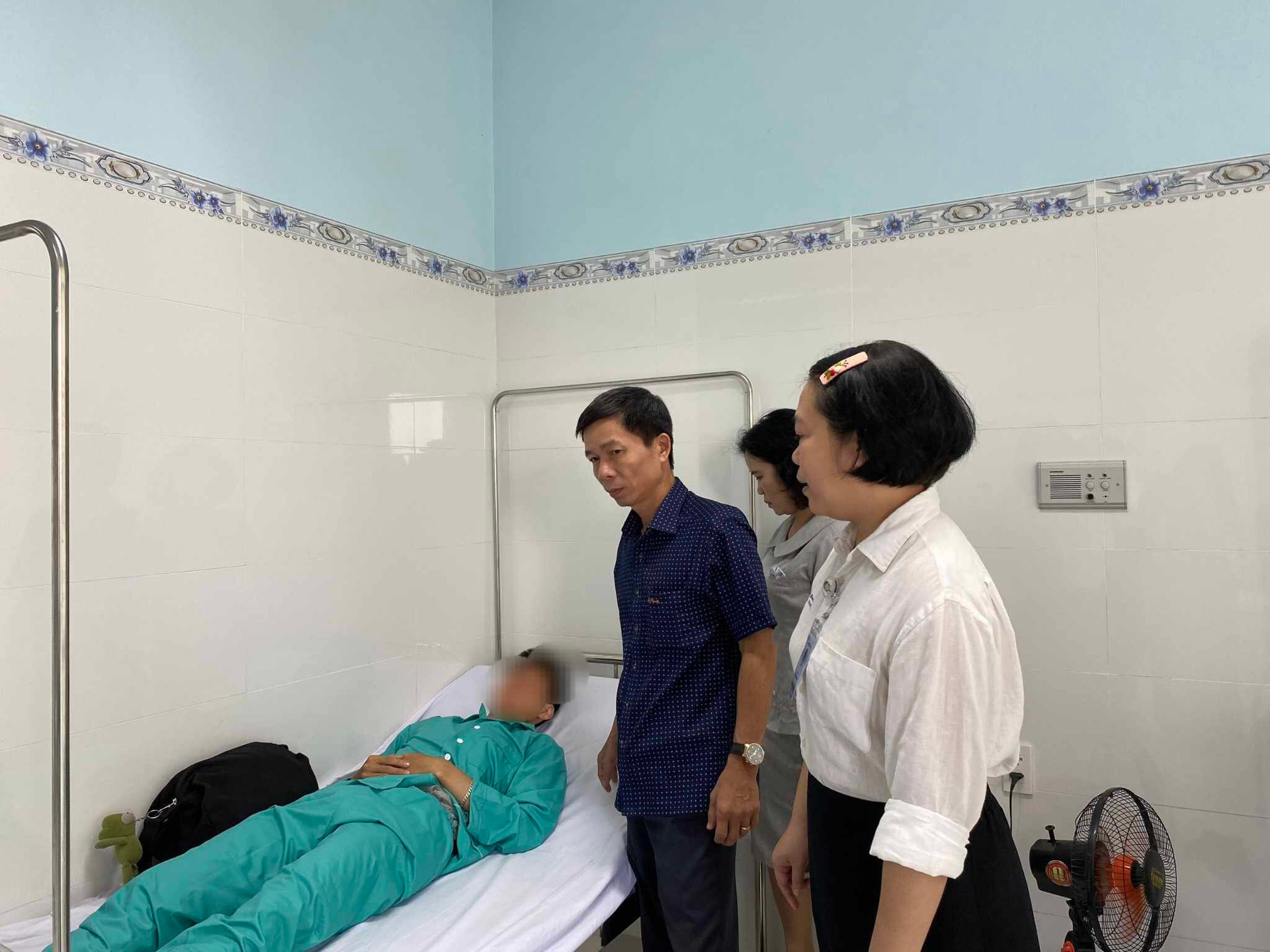 Lãnh đạo TP Nha Trang thăm hỏi các bệnh nhân trong vụ ngộ độc.