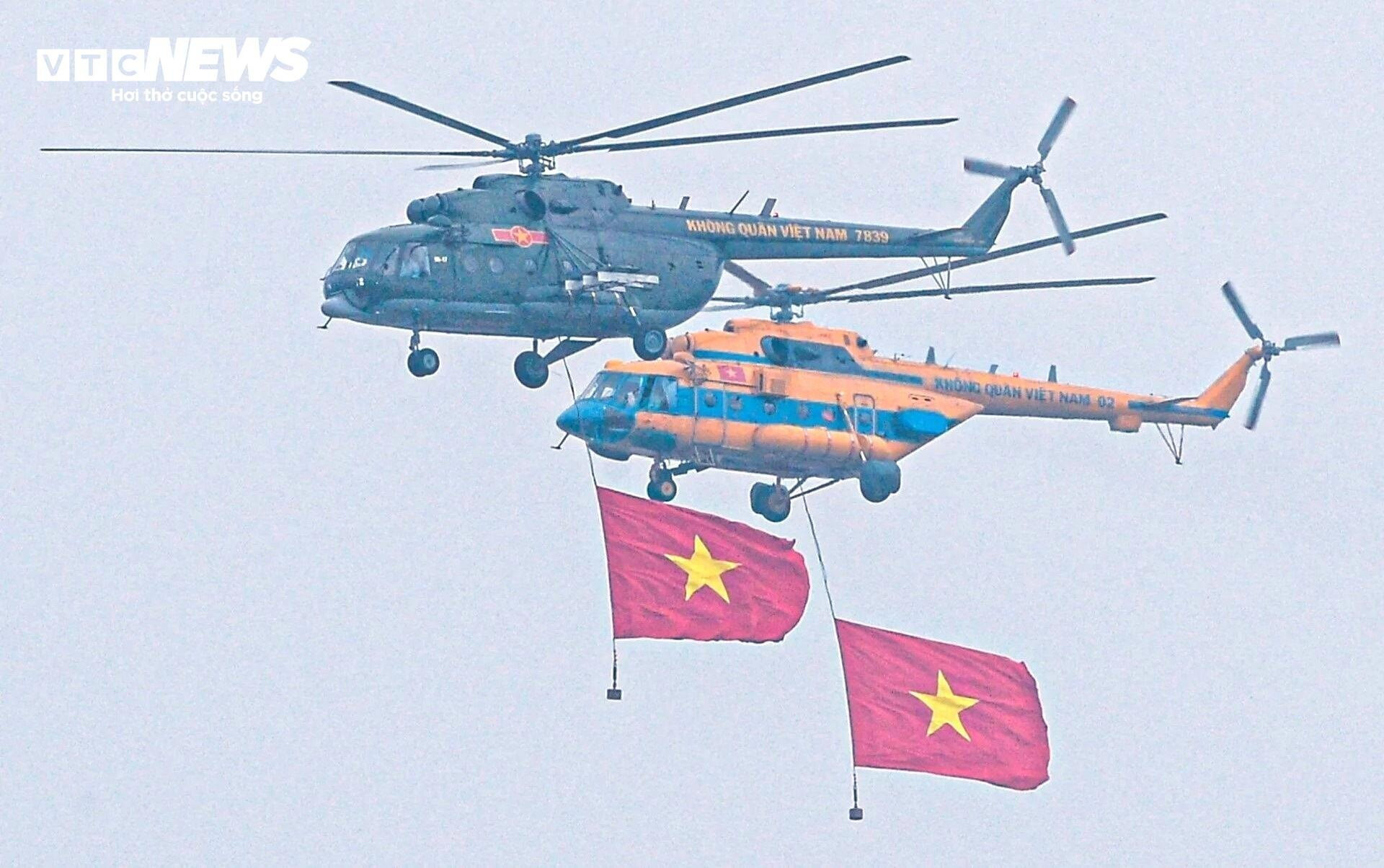 Trực thăng Mi-17 mang theo cờ Tổ quốc bay trình diễn tại Triển lãm Quốc phòng quốc tế 2022. (Ảnh: Đắc Huy)