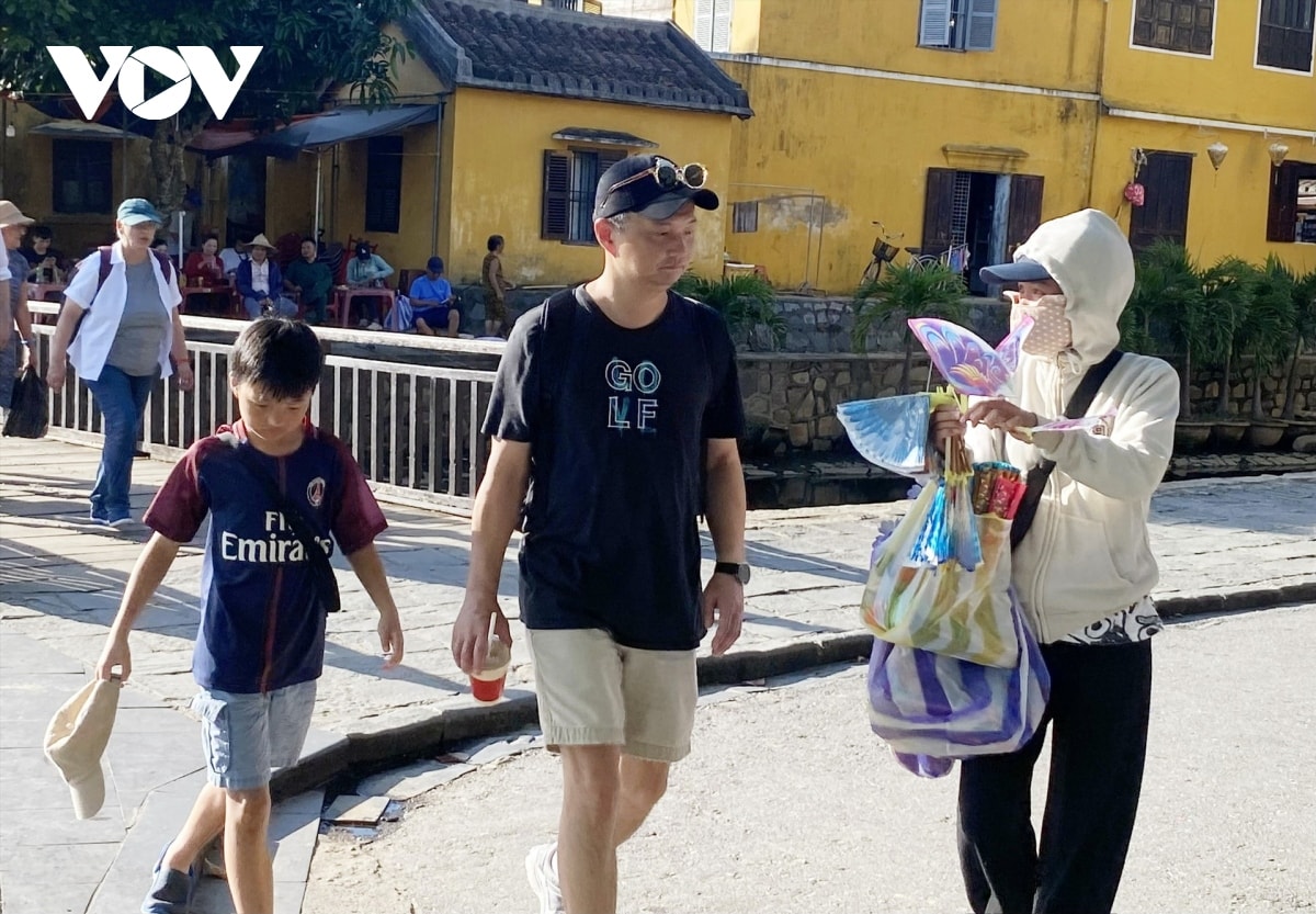 thanh pho hoi an yeu cau chu quay ban hang rong chui du khach ngung hoat dong hinh anh 2