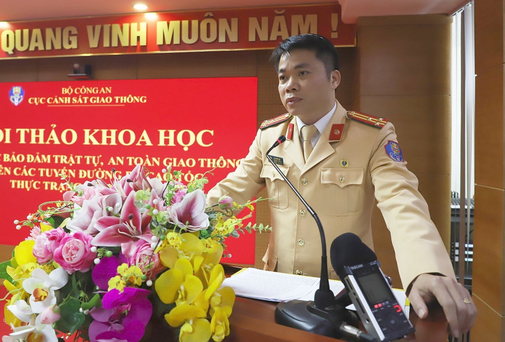 Thượng tá Lê Quang Hòa phát biểu tại hội thảo.