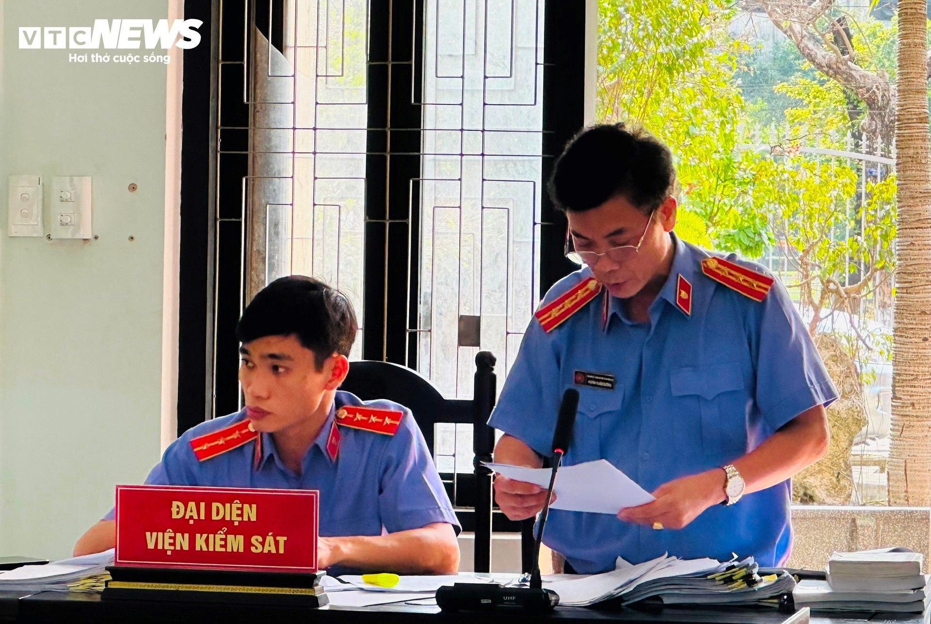 Đại diện Viện KSND tỉnh Thừa Thiên-Huế trình bày phần luận tội đối với các bị cáo.