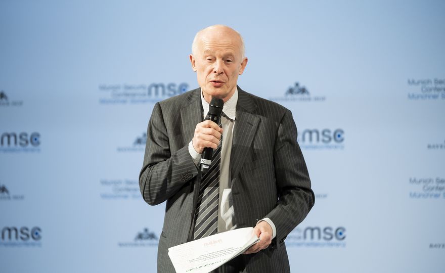 GS. Hans Joachim Schellnhuber chia sẻ về những thách thức từ biến đổi khí hậu tại Hội nghị An ninh Munich năm 2019 (Ảnh: PIK-potsdam)