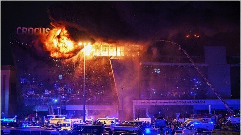 Lính cứu hỏa ứng phó với đám cháy sau vụ tấn công khủng bố tại khu trung tâm thương mại Crocus City Hall, Moskva, Nga. (Ảnh: RT)