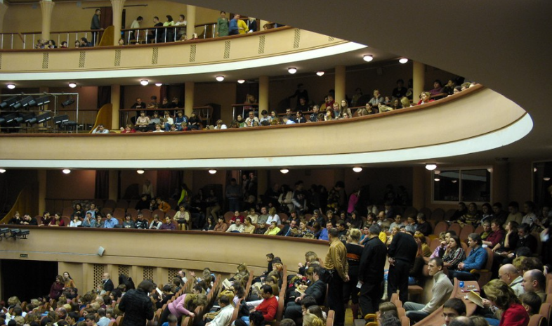 Hơn 900 người có mặt trong nhà hát Dubrovka bị nhóm khủng bố bắt làm con tin.